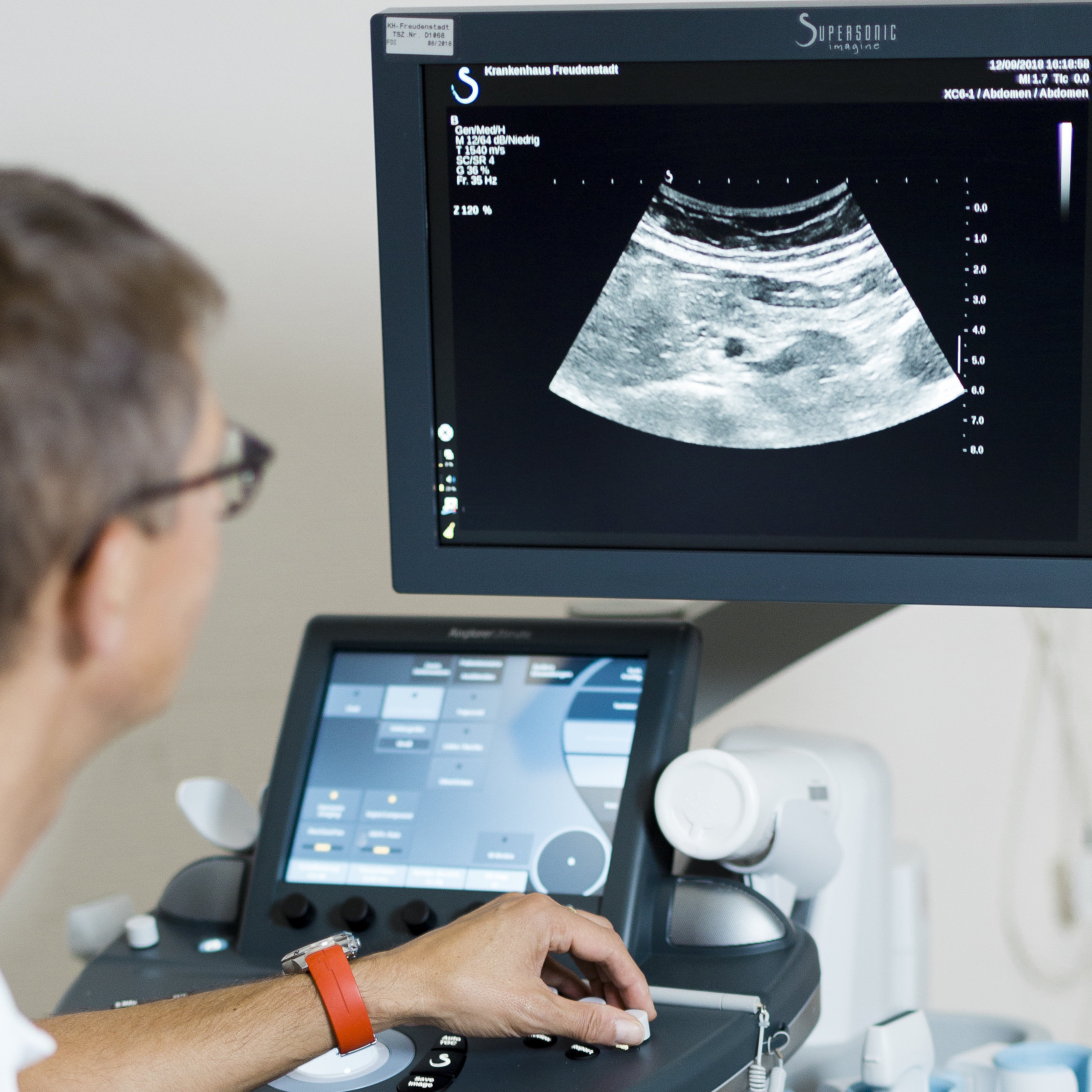 Ein Arzt führt ein Ultraschall des Darms durch