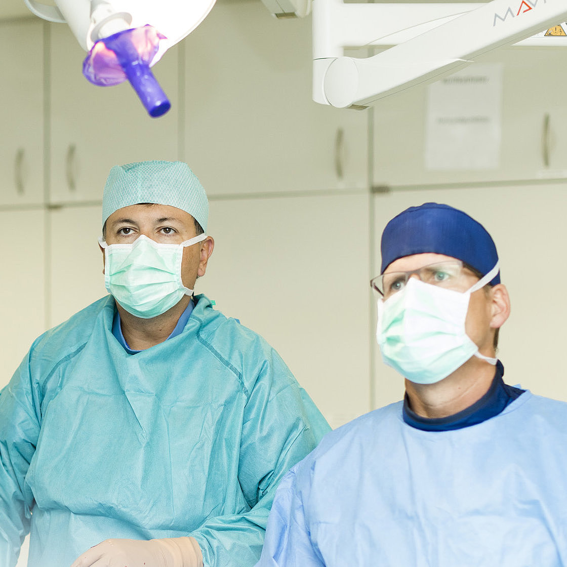 Zwei Ärzte operieren einen Patienten